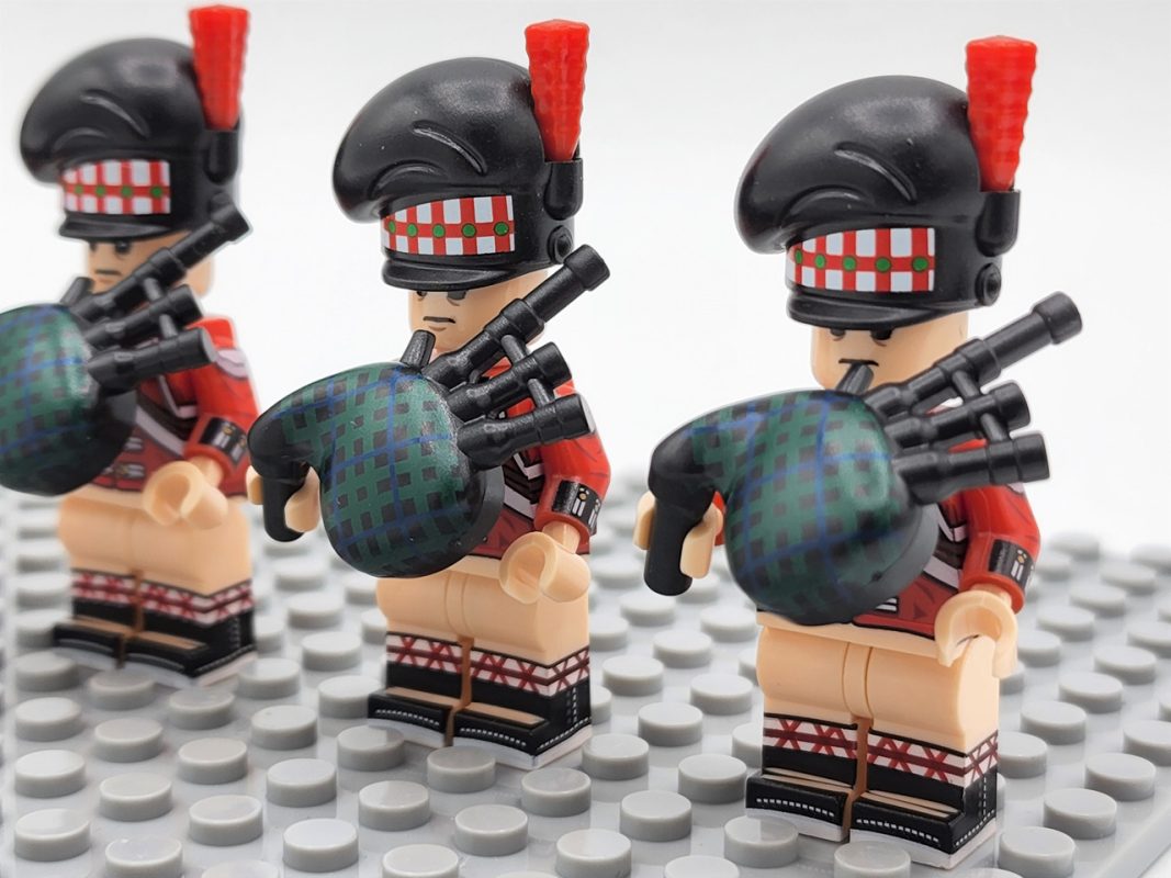 Scottish Bagpiper Minifigure Set of 5pcs With Weapons & Accessories