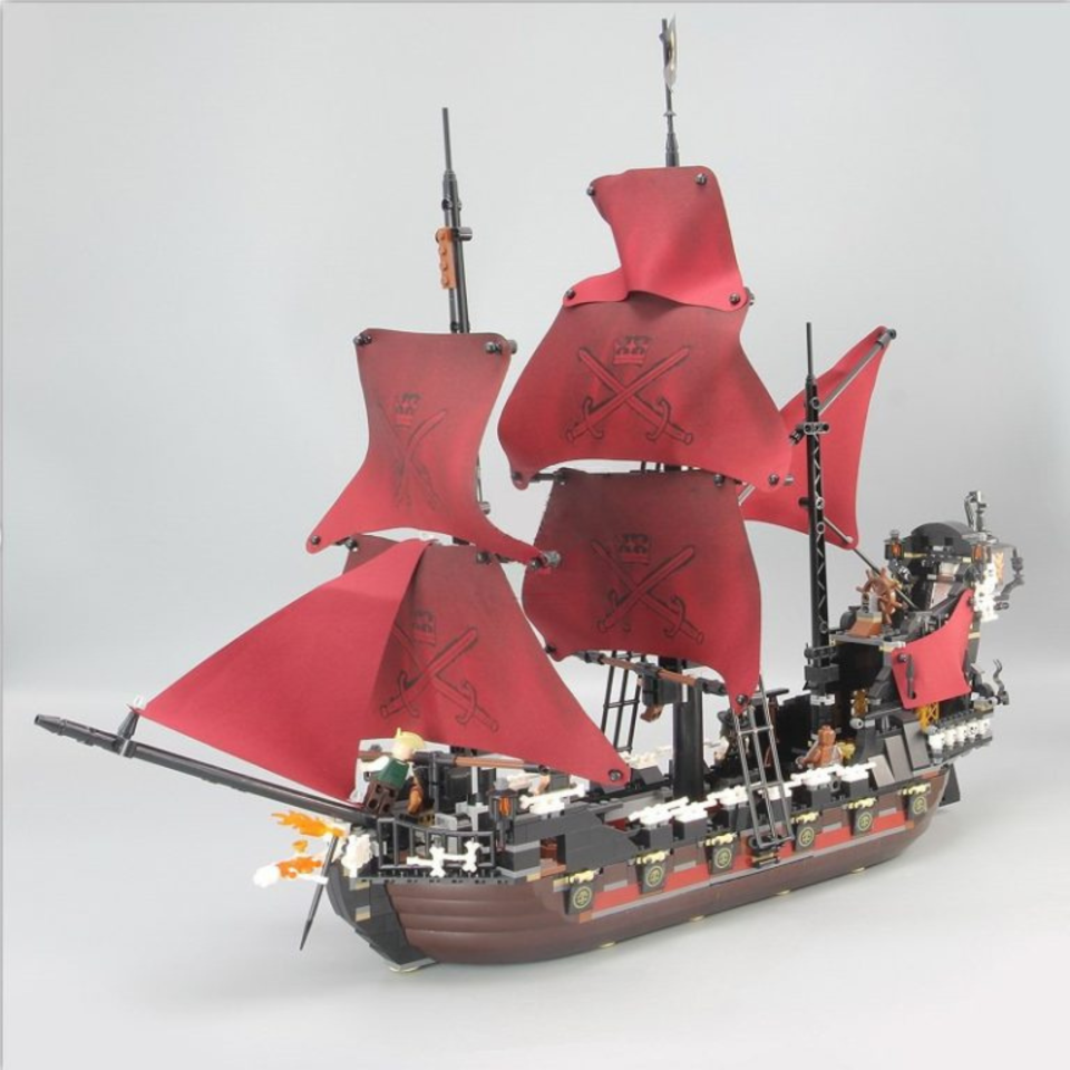 Pirates of Caribbean Queen's Revenge Ship MOC Building Set (1097pcs)