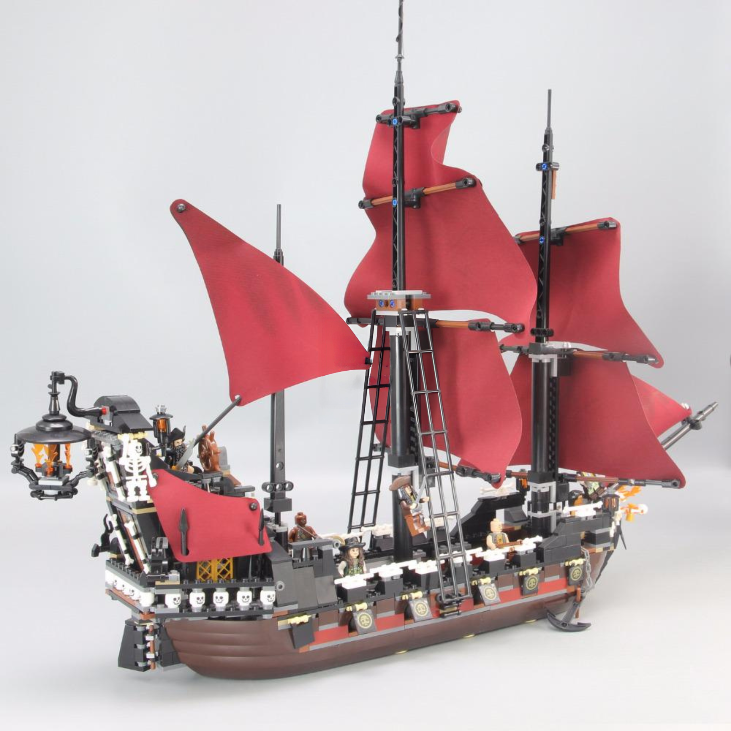 Pirates of Caribbean Queen's Revenge Ship MOC Building Set (1097pcs) - Image 4